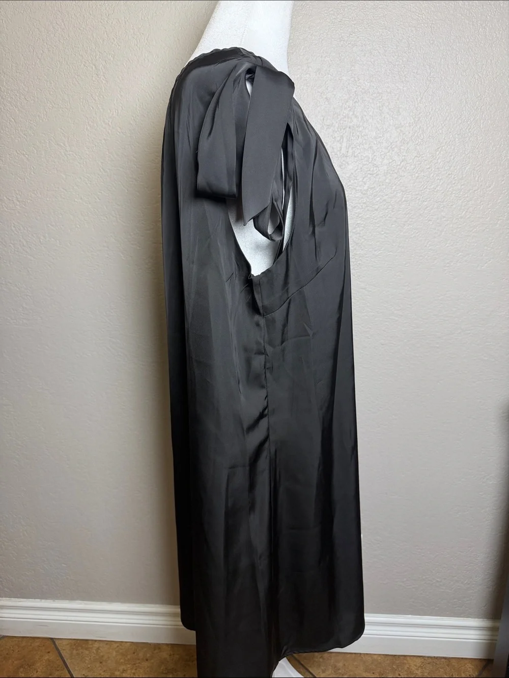Elegant One-Shoulder Black Dress with Shoulder Tie